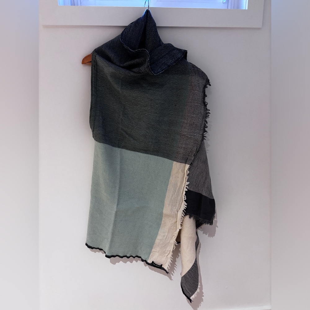 NWOT. Julahas wool cape. One size. Grey / green / cream colouring.